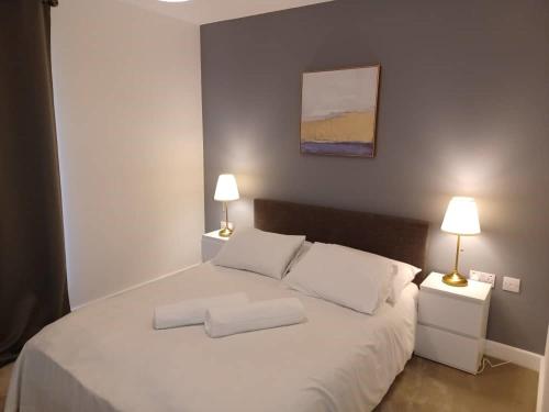 מיטה או מיטות בחדר ב-2 Bed Flat Colindale