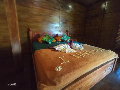 una cama con las palabras feliz cumpleaños escrita en ella en Bale Sasak Bungalow, en Gili Trawangan