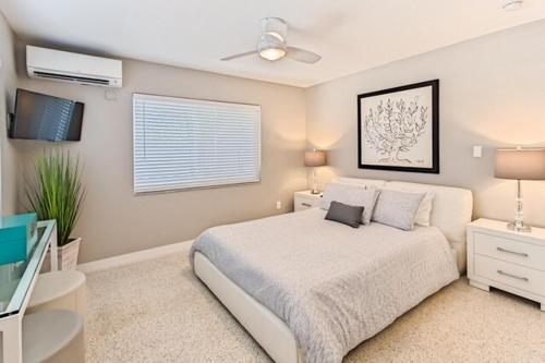 sypialnia z łóżkiem i wentylatorem sufitowym w obiekcie Wiltonplex D w mieście Fort Lauderdale
