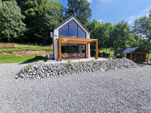 ein winziges Haus auf einem Haufen Steine in der Unterkunft Nad Strumieniem in Peterswaldau
