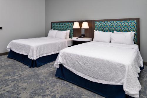 Ein Bett oder Betten in einem Zimmer der Unterkunft Hampton Inn Cedar Falls Downtown, Ia
