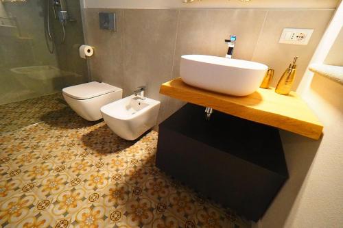 a bathroom with a sink and a toilet at Vita Bella in Castagnole Monferrato