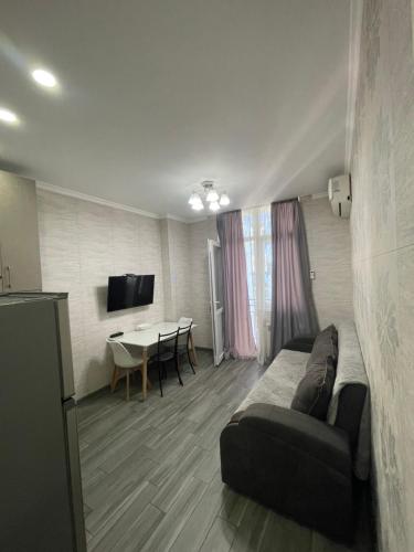 - un salon avec un canapé et une table dans l'établissement Batumi New Boulevard LINIMA, à Batoumi