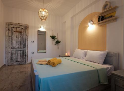 ein Schlafzimmer mit einem Bett mit zwei gelben Handtüchern darauf in der Unterkunft Tranquilo Boutique Hostel - Dahab in Dahab