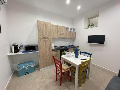 een kleine keuken met een tafel en stoelen in een kamer bij Casa vacanze Soraja in Palermo