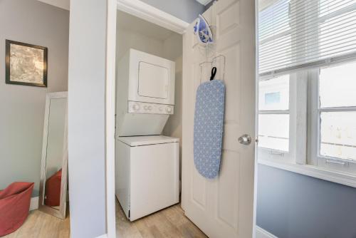 una lavandería con lavadora y secadora junto a una puerta en Medical District Gem, en Memphis