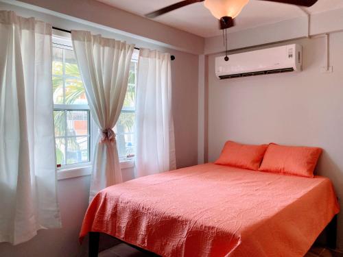 Schlafzimmer mit einem Bett vor einem Fenster in der Unterkunft Casa Coccoloba in San Pedro