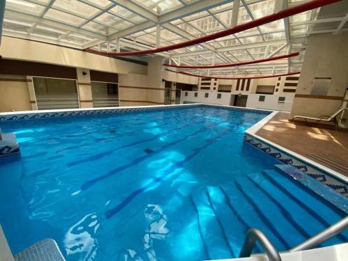 a large indoor swimming pool with blue water at Amplio y Moderno en Antara, Carso y Embajada EEUU in Mexico City