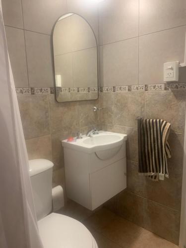 Sweet Home في فيسنتي لوبيز: حمام مع حوض ومرحاض ومرآة
