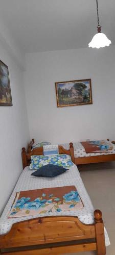 Un dormitorio con una cama con una manta. en Sanos GardenApartament, en Sarandë