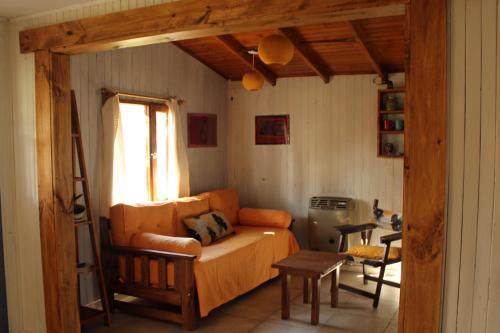 sala de estar con sofá y ventana en Bungalow Pai-Pay 2 en San Carlos de Bariloche