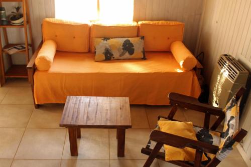 sala de estar con sofá y mesa en Bungalow Pai-Pay 2 en San Carlos de Bariloche