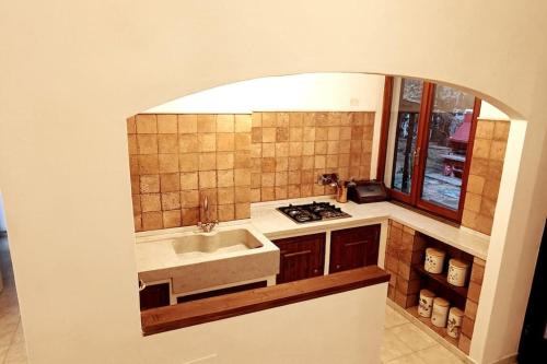 una cucina con lavandino e piano cottura di Casa Mari a Castiglioncello