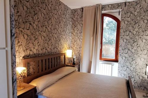 una camera con letto e finestra di Casa Mari a Castiglioncello