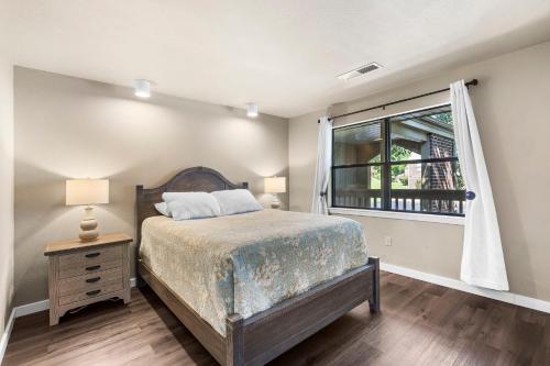 Schlafzimmer mit einem Bett und einem Fenster in der Unterkunft Gorgeous 3 Bed 3 Bath Pointe Royale Condo Branson MO in Branson