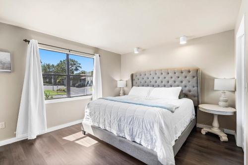 Postel nebo postele na pokoji v ubytování Branson Retreat, Pools, Hot Tub, Golf, Pickle Ball