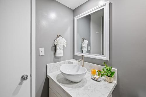 a bathroom with a bowl sink and a mirror at Newly Renovated Ilikai Marina Studio - Near Beach! in Honolulu