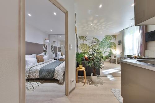 kuchnia i sypialnia z łóżkiem w pokoju w obiekcie LES FRANKLINS APPARTEMENTS - Hyper CENTRE Mulhouse w Miluzie