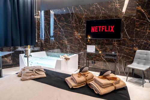 a hotel room with a bath tub and two towels at Nuar suite&spa in Palermo