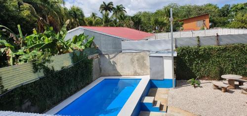 una piscina en el patio trasero de una casa en Cabina Grande en Brasilito con piscina a 2 min caminando de playa brasilito, en Brasilito