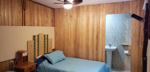 1 dormitorio con cama, lavabo y aseo en Llahuar Lodge, en Cabanaconde