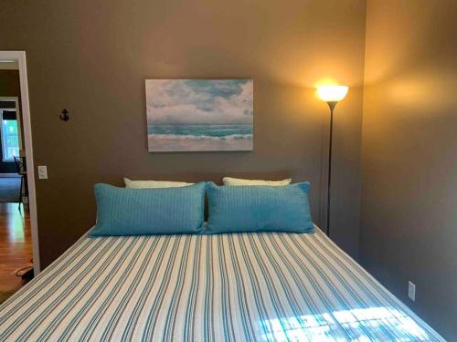 Katil atau katil-katil dalam bilik di Charming and Comfy Cabin in the Heart of Pickwick!