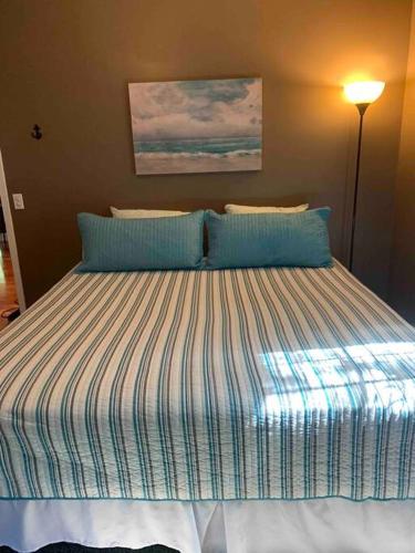 Katil atau katil-katil dalam bilik di Charming and Comfy Cabin in the Heart of Pickwick!