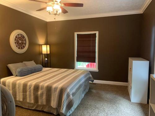 Katil atau katil-katil dalam bilik di Charming and Comfy Cabin in the Heart of Pickwick!