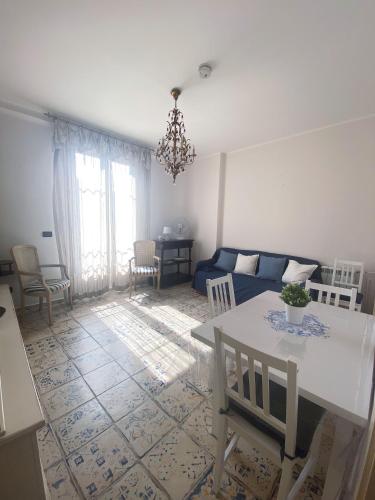 BEAUTIFUL renovated apartment ,NEXT TO THE BEACH ! AIR-C, FREE PARKING!