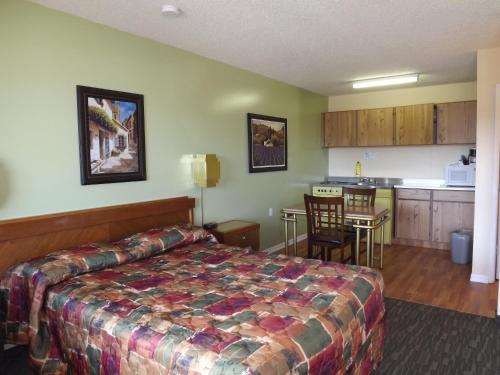 Ένα ή περισσότερα κρεβάτια σε δωμάτιο στο Canadas Best Value Inn Whitecourt