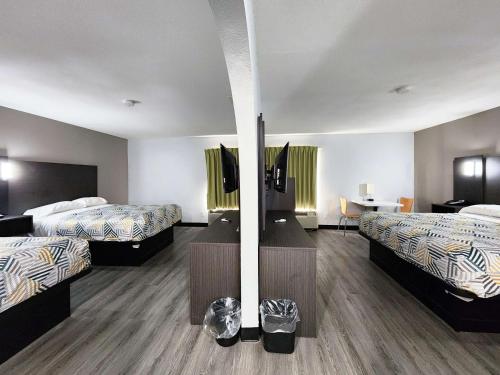 Кровать или кровати в номере Motel 6-Pine Bluff, AR