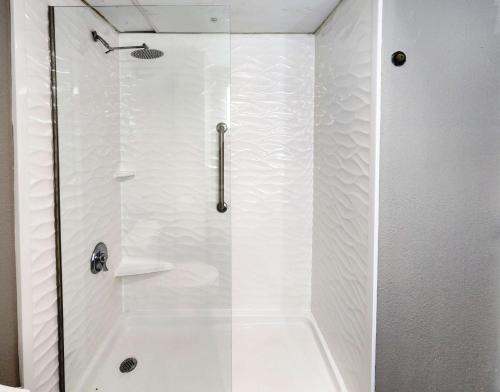 Motel 6-Pine Bluff, AR في باين بلاف: حمام مع دش مع باب زجاجي