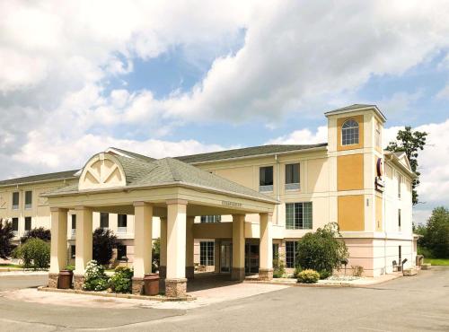 een groot kantoorgebouw met een veranda in een straat bij Comfort Inn & Suites Mount Pocono in Mount Pocono