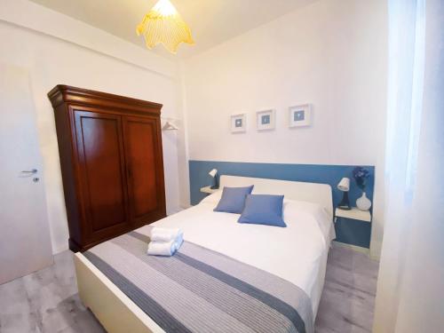 une chambre avec un grand lit blanc avec des oreillers bleus dans l'établissement BEAUTIFUL renovated apartment ,NEXT TO THE BEACH ! AIR-C, FREE PARKING!, à Nice