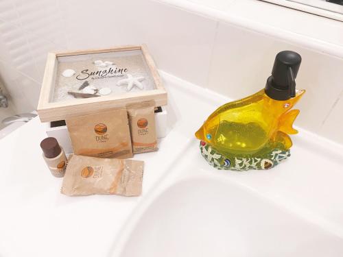 - une bouteille de savon et une boîte sur un comptoir dans l'établissement BEAUTIFUL renovated apartment ,NEXT TO THE BEACH ! AIR-C, FREE PARKING!, à Nice