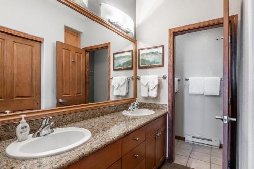 łazienka z 2 umywalkami i lustrem w obiekcie Eagle Run # 204 w mieście Mammoth Lakes