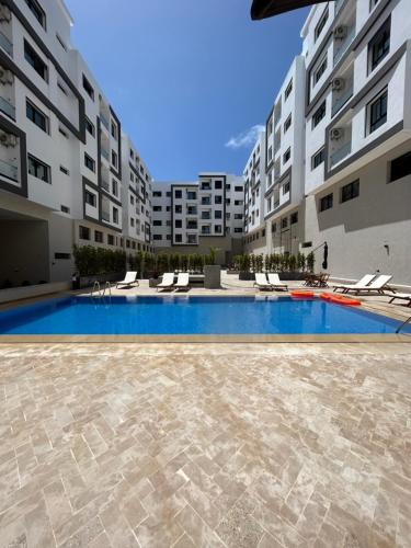 - une piscine au milieu d'un bâtiment dans l'établissement شقة مفروشة بالمسبح و نادي رياضي, à Kenitra