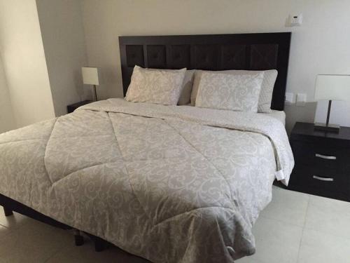 A bed or beds in a room at Frente al mar Grand Venetian Puerto Vallarta