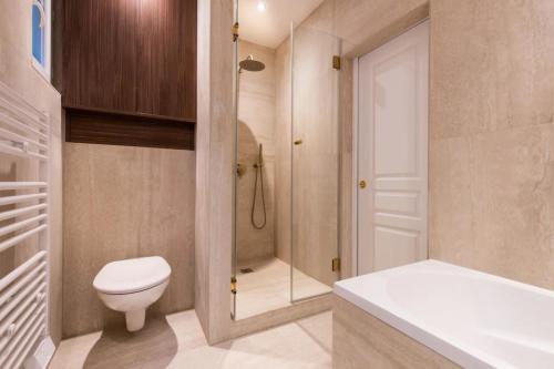 une salle de bain avec toilettes et douche dans l'établissement Luxurious & Central 2BD Apart for 4, à Paris