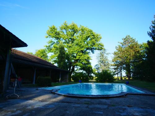 - une piscine dans une cour à côté d'un bâtiment dans l'établissement Maison bourgeoise dans un vignoble, à Soussac