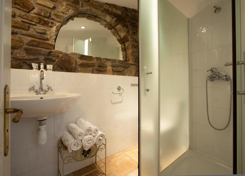 une salle de bain avec un lavabo et une douche dans l'établissement Hôtel la Bona Casa, à Collioure