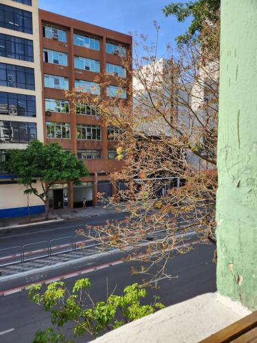 uma vista para uma rua da cidade com um edifício em Fujima Hostel em São Paulo