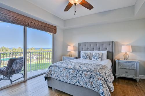 una camera da letto con un letto e un balcone di Ocean view condo with pool access, WiFi, & central AC - snowbirds OK a Marineland
