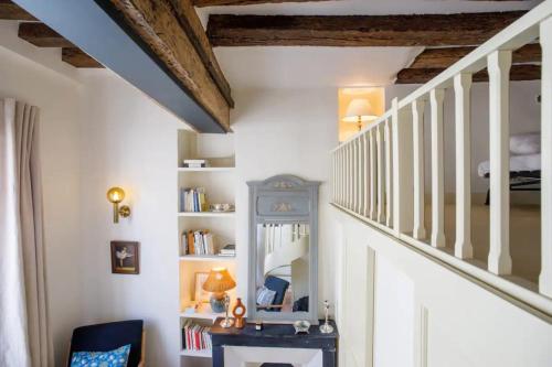 une chambre avec un escalier et une étagère à livres dans l'établissement Centrally located duplex Notre Dame, à Paris