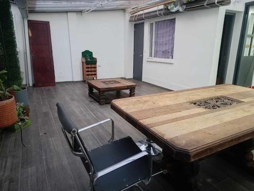 an empty room with a table and a chair at habitaciones disponibles en una casa en el norte de la ciudad, a 5 minutos del portal norte in Bogotá