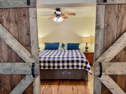 1 dormitorio con 1 cama y ventilador de techo en Bigfoot Suite Hot Tub Sleeps up to 4, en North Fork