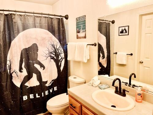 baño con cortina de ducha y ducha de cerámica harry en Bigfoot Suite Hot Tub Sleeps up to 4, en North Fork
