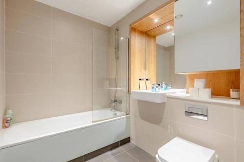 Phòng tắm tại Sleek & Sunny 1BD Flat Near Greenwhich - Deptford!