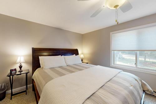 Un dormitorio con una cama grande y una ventana en The Restful Retreat, en North Woodstock