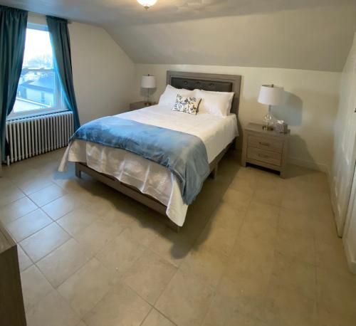 a bedroom with a large bed and a window at Spacious 2nd floor split level with scenic views of Gloucester in Gloucester